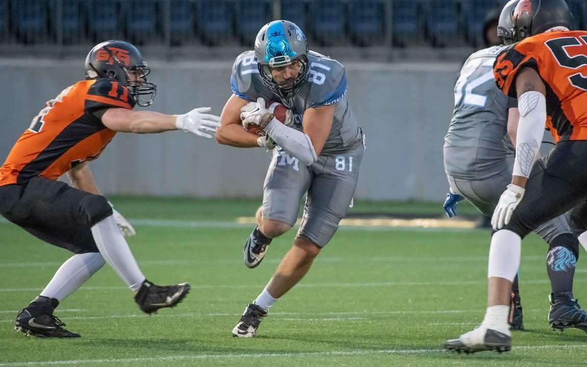 Monarchs receiver #81 running through traffic vs opponents